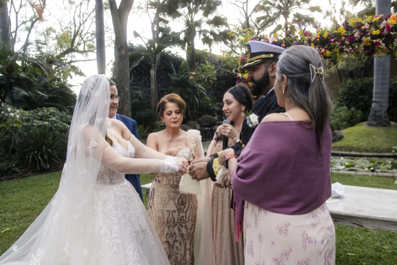 Las mamás de los novios entregan los costalitos en el ritual de abundancia
