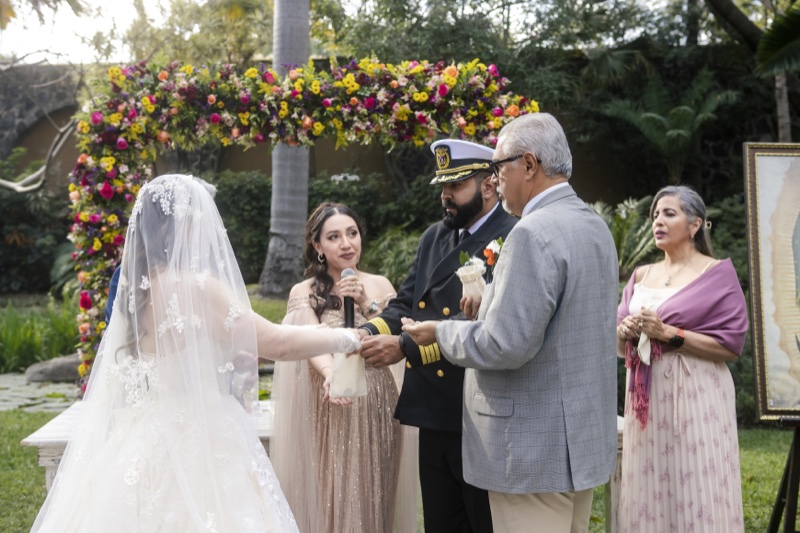 Un papá entrega las semillas a los novios en el ritual de abundancia
