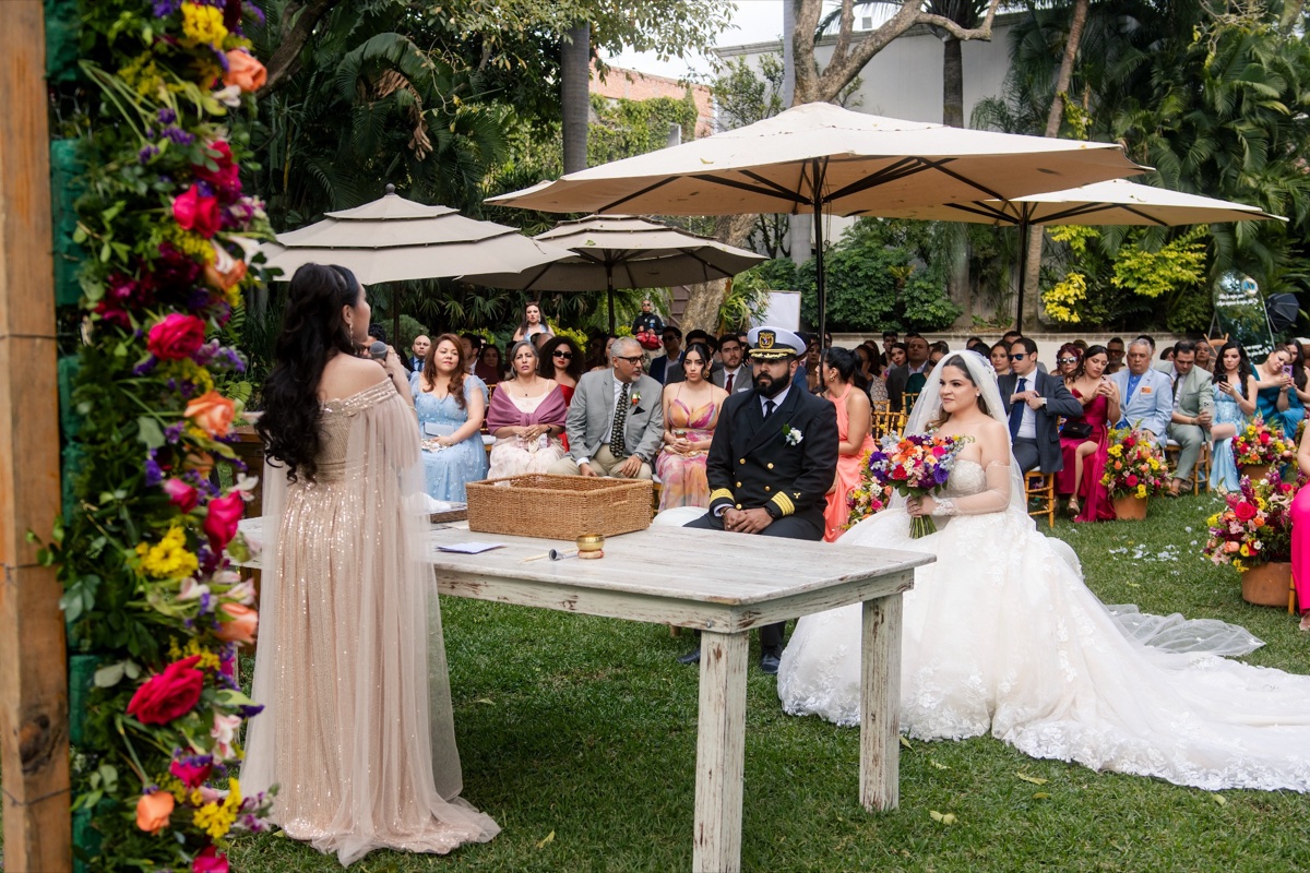 Sarai habla a la pareja y a sus invitados durante la ceremonia de unión