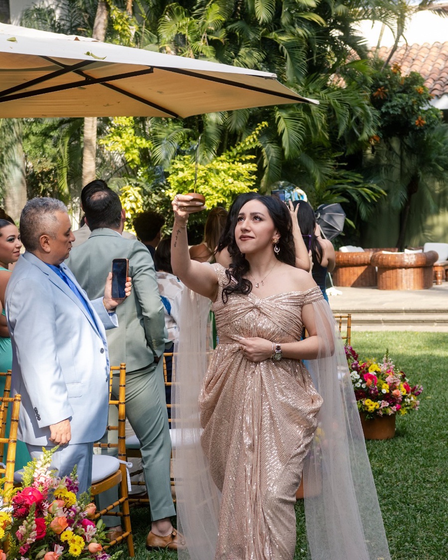 Sarai Roderick alza el sahumerio al paso de los invitados durante una ceremonia de unión