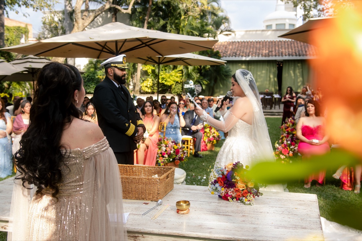 La novia lee sus votos al novio frente a los invitados