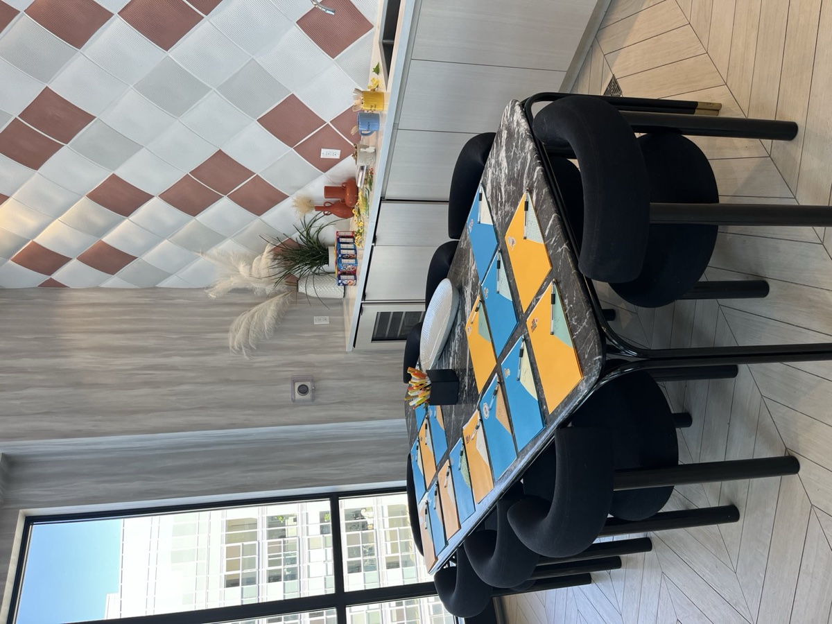 Mesa puesta con materiales para las dinámicas en el salón de 200 Redpath Ave