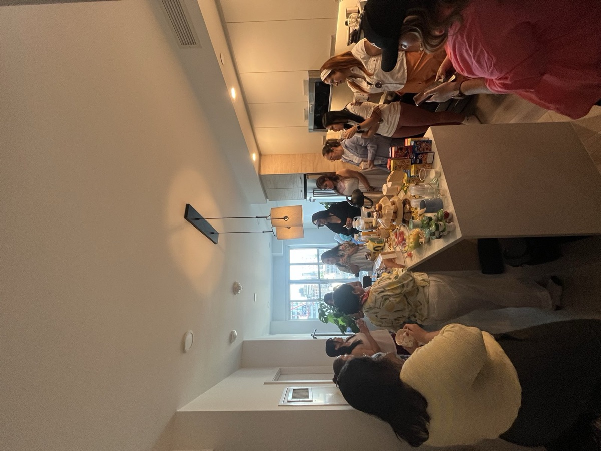 Participantes compartiendo comida alrededor de la isla de la cocina