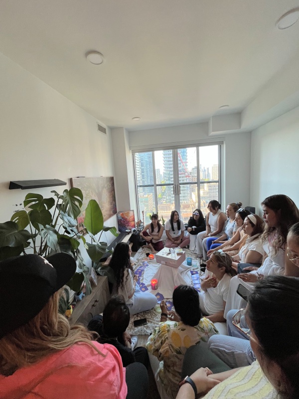 Una sala llena de participantes durante un círculo de Ruta 444