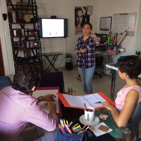 Sarai Roderick explica frente a la pantalla durante el primer curso de Ruta 444