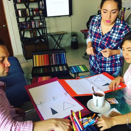 Sarai Roderick con dos alumnos en el primer curso de Ruta 444, en Ciudad de México
